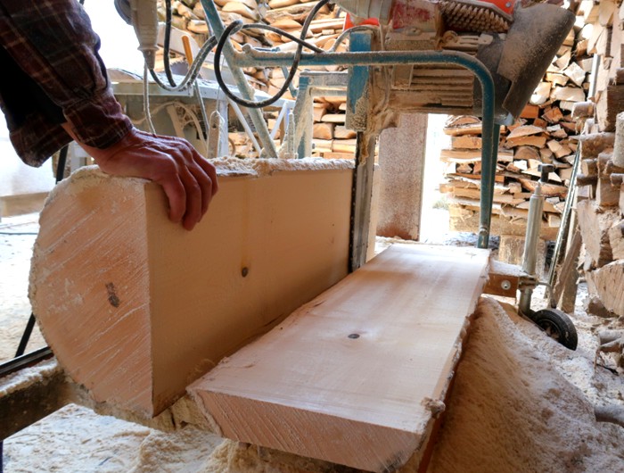Holzstamm aufsägen